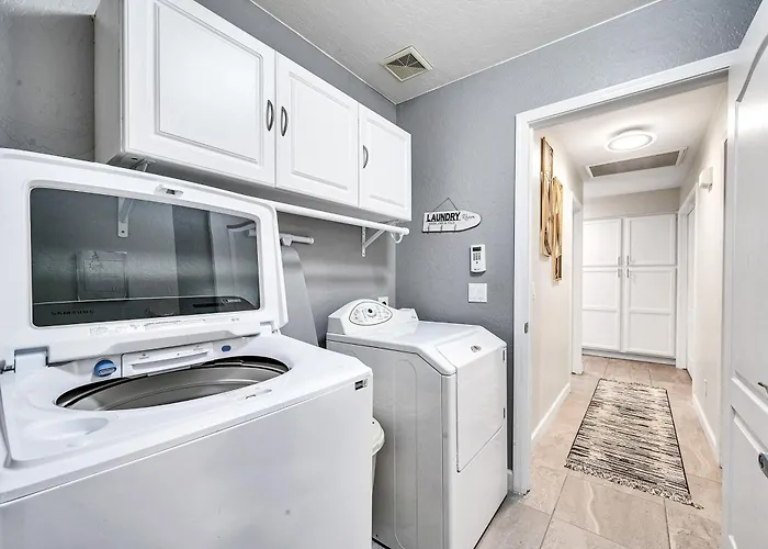Holiday home Near Superstition Hiking! W/ Pool